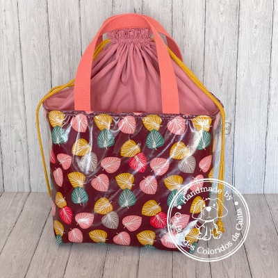 Bolsa estampada com folhas coloridas e alças rosa