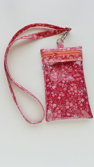 Bolsa de tecido floral com fecho cor de laranja e alça comprida