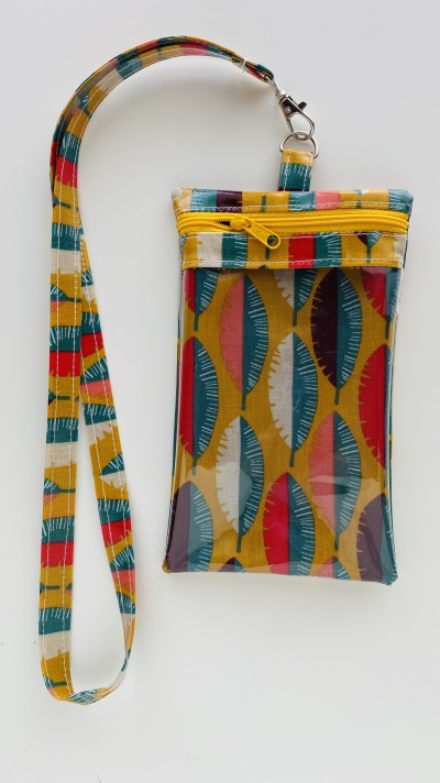 Bolsa pequena com padrão de folhas e alça colorida