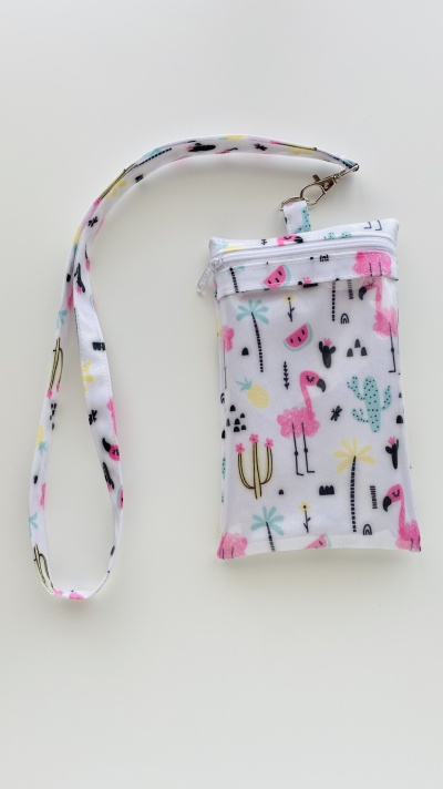 Bolsa pequena com padrão de flamingos cor de rosa e plantas tropicais