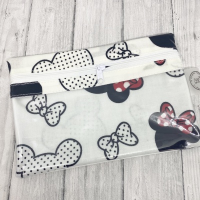 Bolsa transparente com estampa de laços e orelhas em preto, branco e vermelho