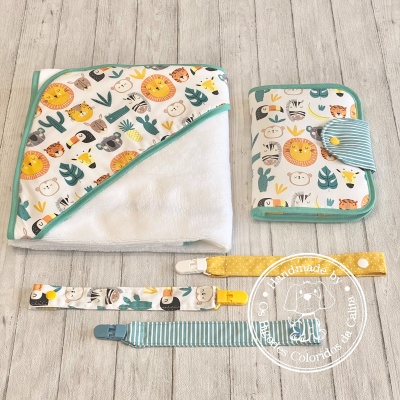Conjunto de produtos para bebé com toalha, porta-fraldas e prendedores de chucha com estampados de animais