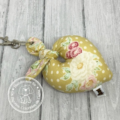 Chaveiro coração florido amarelo com laço e mosquetão