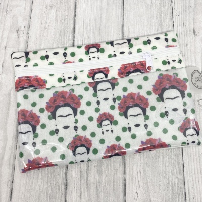 Estojos brancos com rostos femininos e flores vermelhas, padrão de bolinhas verdes.