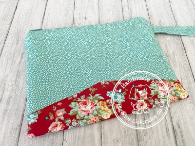 Bolsa ou nécessaire de tecido com padrões florais e de pontos