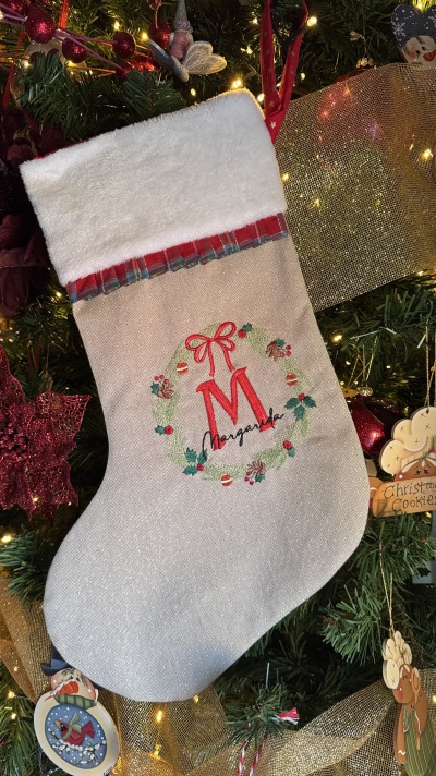 Meia de Natal bege com punho branco e bordado personalizado na árvore de Natal