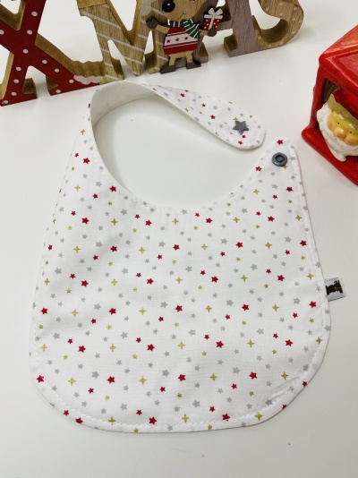 Babete branco com estrelas coloridas e botão de pressão