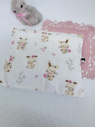 Almofada com padrão de coelhos e flores, centro de mesa rosa e peluche de coelho cinzento