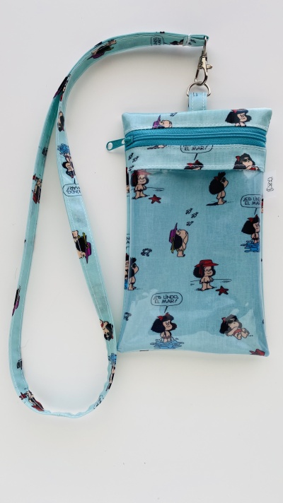 Bolsa azul claro com desenhos da Mafalda na praia e alça para pescoço