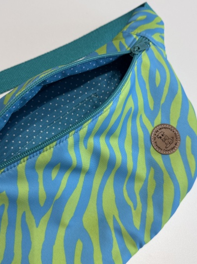Bolsa tipo mala azul com riscas verde-limão e fecho de correr