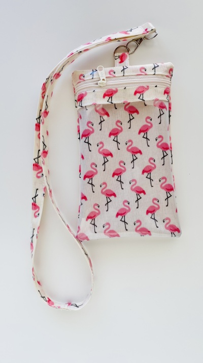 Bolsa pequena com estampa de flamingos cor-de-rosa e alça longa