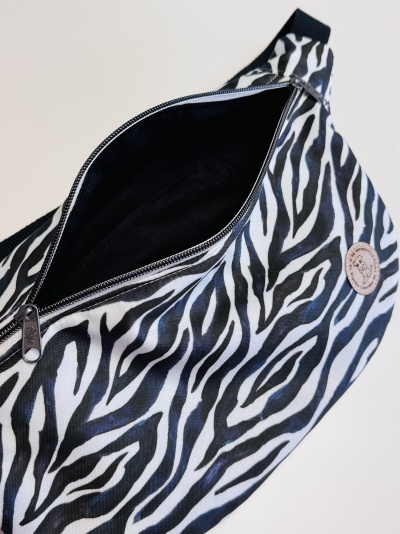 Bolsa padrão zebra preto e branco com fecho de correr e etiqueta redonda