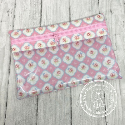 Necessaire rosa transparente com padrão de corações brancos e flores cor de rosa e fecho de correr cor de rosa
