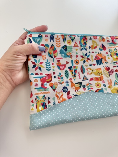 Bolsa de tecido colorida com padrão de animais e bolinhas brancas