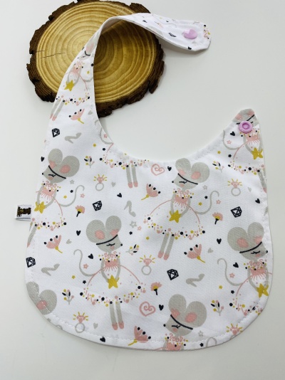Babete branco com padrão de ratinhos vestidos com tutu rosa e estrelas amarelas