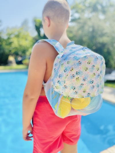 Mochila infantil colorida com padrão de polvos e parte inferior em rede