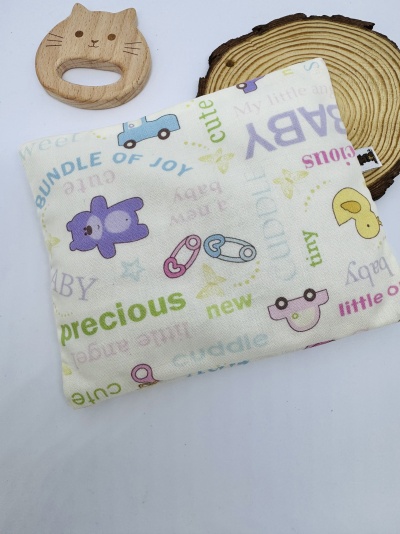Almofada infantil com estampa colorida e mordedor de madeira em forma de gato