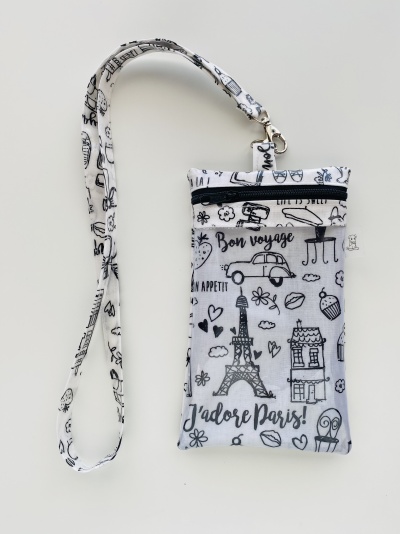 Porta-máscara de tecido branco com desenhos e texto em preto, com alça para pendurar.