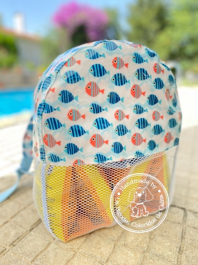 Mochila infantil com padrão de peixes azuis e laranja e bolso de rede frontal
