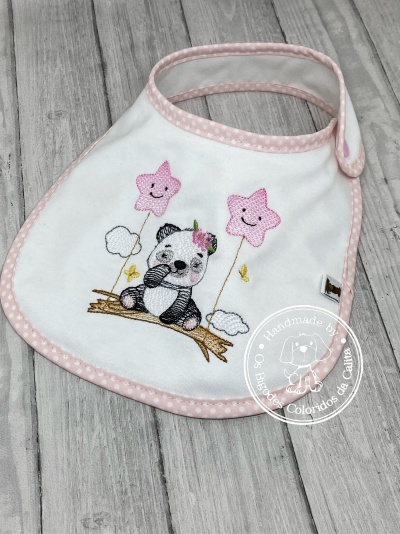 Babete branco com bordado de panda e balões cor-de-rosa