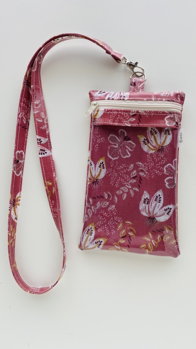 Porta-cartões rosa com padrão de borboletas e cordão