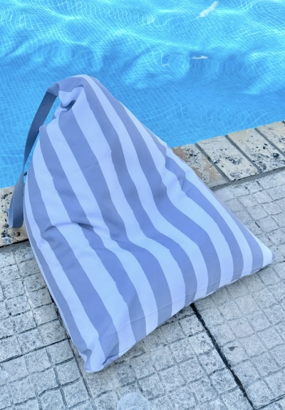 Almofada ou saco de assento riscas azul claro e branco junto a piscina