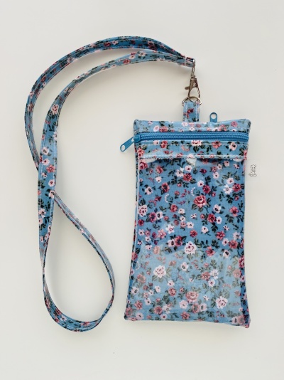 Bolsa pequena azul com padrão floral e bolsa transparente dianteira