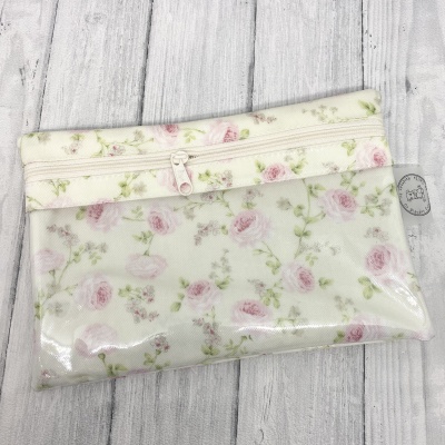 estojo de vinil com padrão floral e fecho de correr