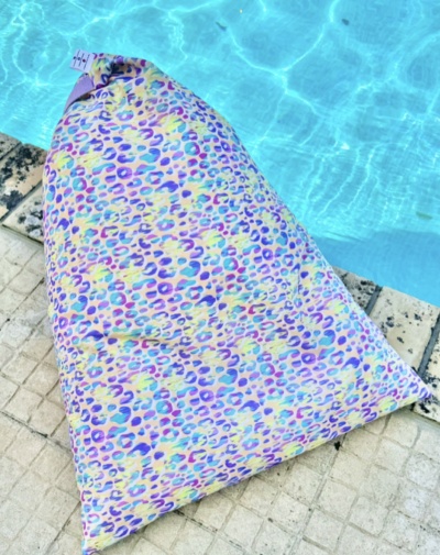 Saco impermeável colorido junto a piscina