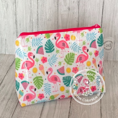 Bolsa pequena com padrão colorido de flamingos, folhas, melancia e limão, com fecho rosa