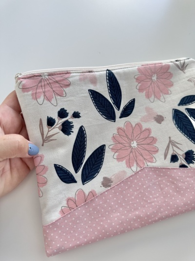 Bolsa de tecido florido e rosa com fecho de correr