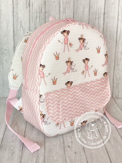 Mochila infantil rosa e branca com ursinhos princesas e coelhos, padrão rosa ondulado, alças rosa.