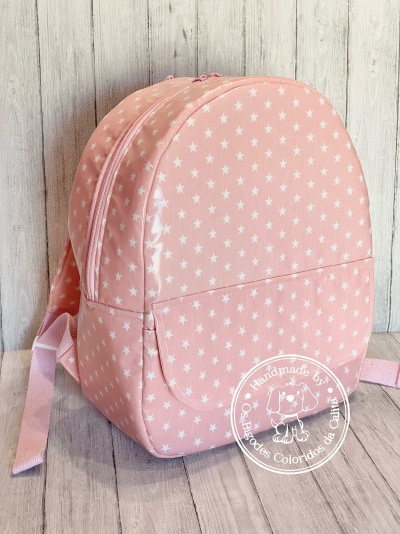 Mochila rosa com estrelas brancas e bolso frontal