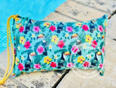 Bolsa de tecido floral colorida com tucanos junto à piscina