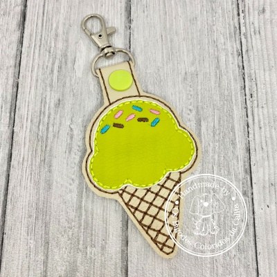 Porta-chaves de pele sintética em formato de gelado verde com confetis coloridos