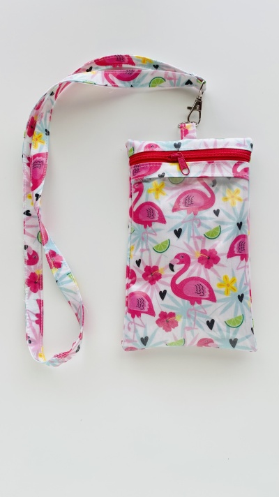 Bolsa pequena com padrão de flamingos e flores, fecho vermelho e alça igual em tecido branco