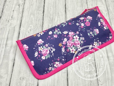 Estojo azul com flores e bordas cor-de-rosa