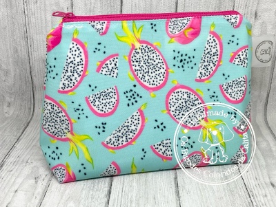 Bolsa azul claro com padrão de frutas do dragão cor-de-rosa e amarelo, fecho cor-de-rosa