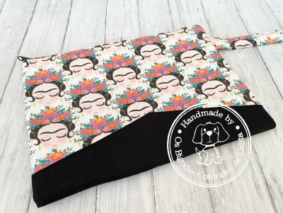Bolsa de tecido com padrão floral colorido e rosto feminino