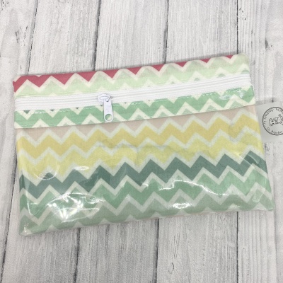 Necessaire com padrão de chevron colorido e fecho de zíper branco