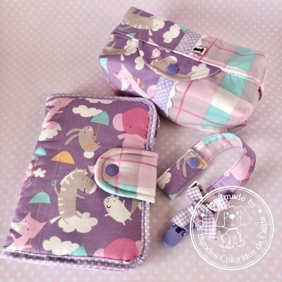 Conjunto de acessórios em tecido com padrão de animais e nuvens em tons pastel