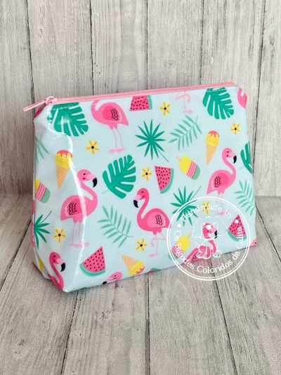 Necessaire colorida com estampado de flamingos e frutas