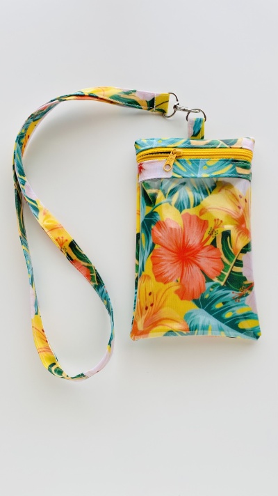 Bolsa pequena floral colorida com fecho amarelo e alça longa ajustável