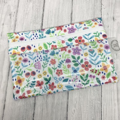 Bolsa plástica floral pequena com fecho de correr e etiqueta de rosto de animal