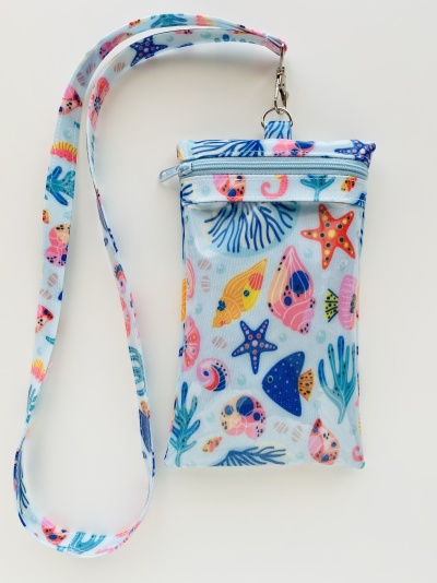 Bolsa pequena com padrão marinho colorido e correia amovível
