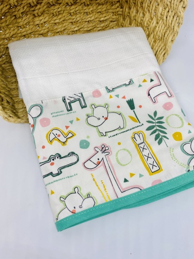 Toalha branca com estampado colorido de animais em tons pastel e rebordo verde água