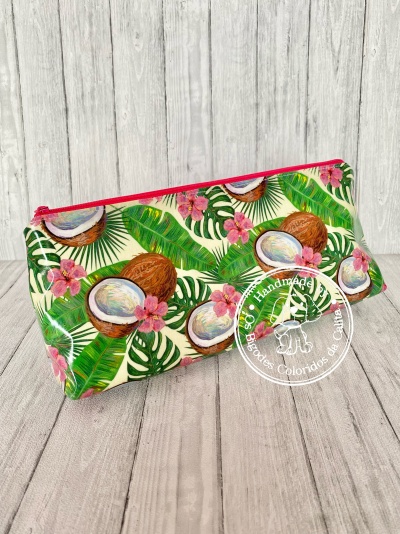 Bolsa com padrão tropical de cocos, folhas verdes e flores rosas