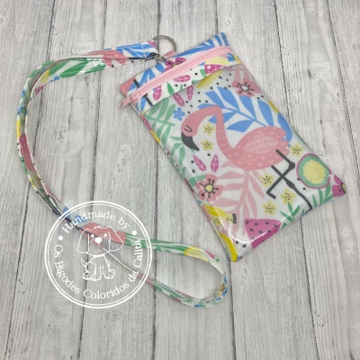 Bolsa pequena colorida com padrão de flamingo e flores sobre madeira clara