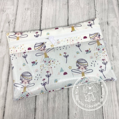 Estojo infantil com padrão de meninas e flores em fundo branco com zíper