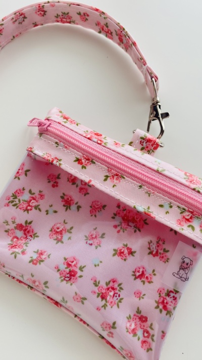 Bolsa pequena rosa com flores e alça com gancho metálico